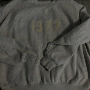 Essential sweatshirt